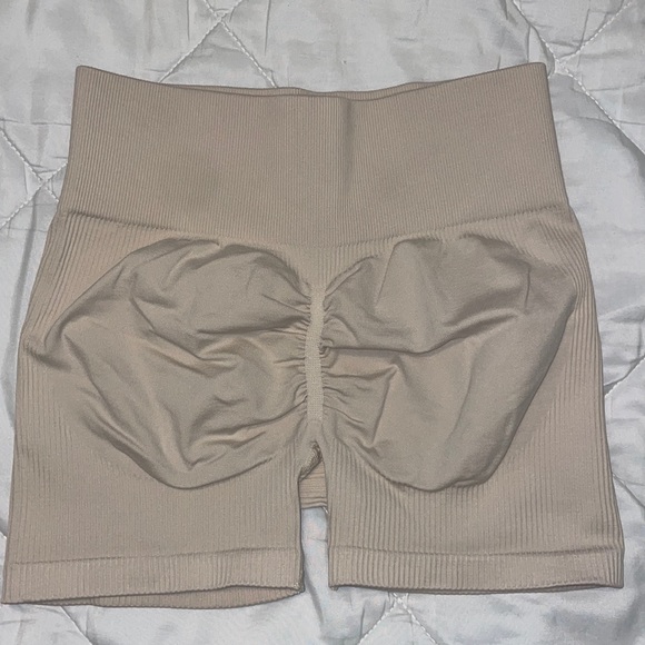 BEIGE/CREAM RIBBED SCRUNCH SHORT SHORTS! - Picture 1 of 3